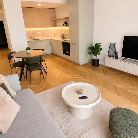 Heuhaus Old Town - Presidential Palace & Free Parking Apartmán *